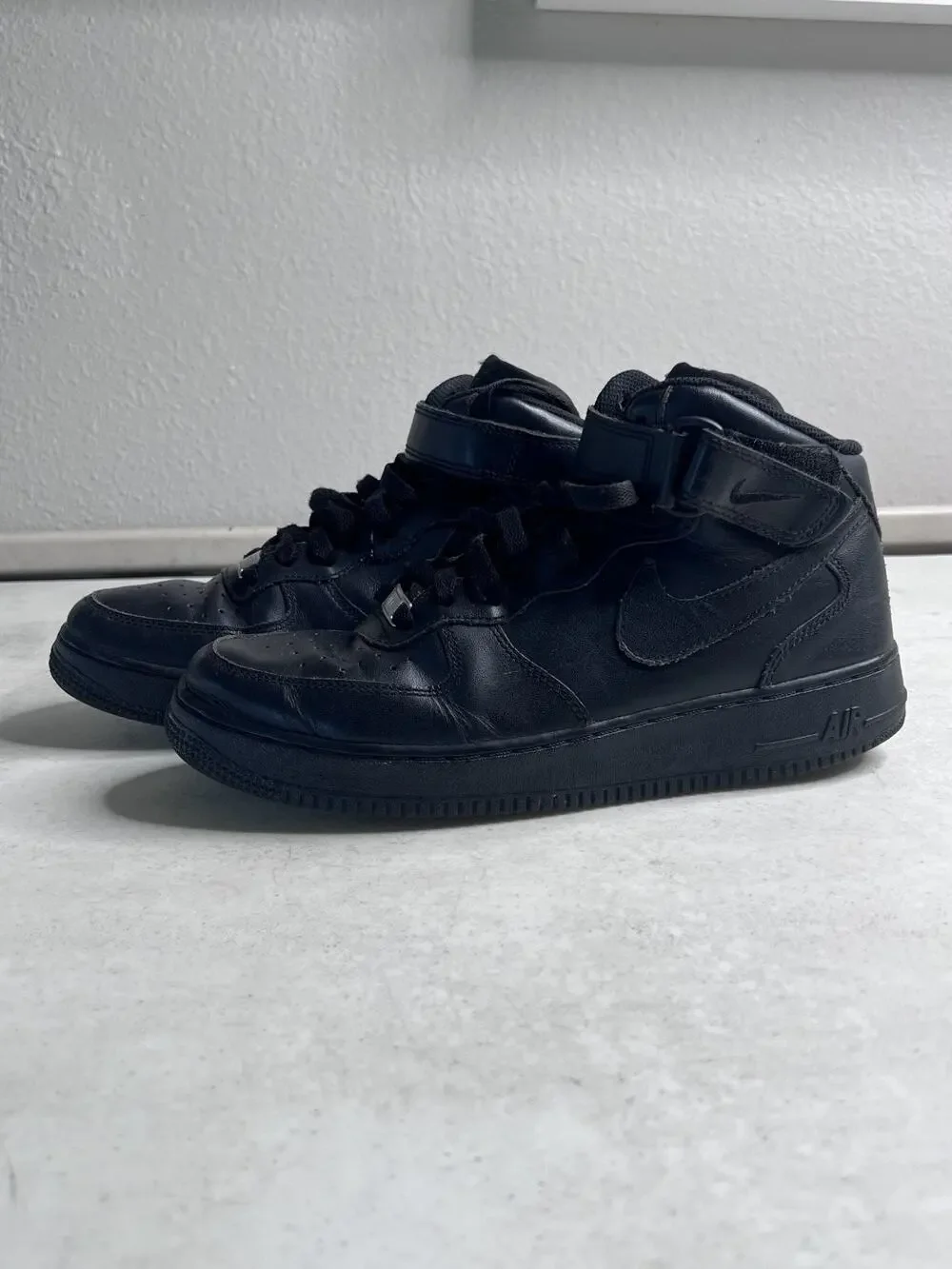 Nike Air Force 1 Mid Men's 8.5 Triple Black Leather Strap Sneaker AF1